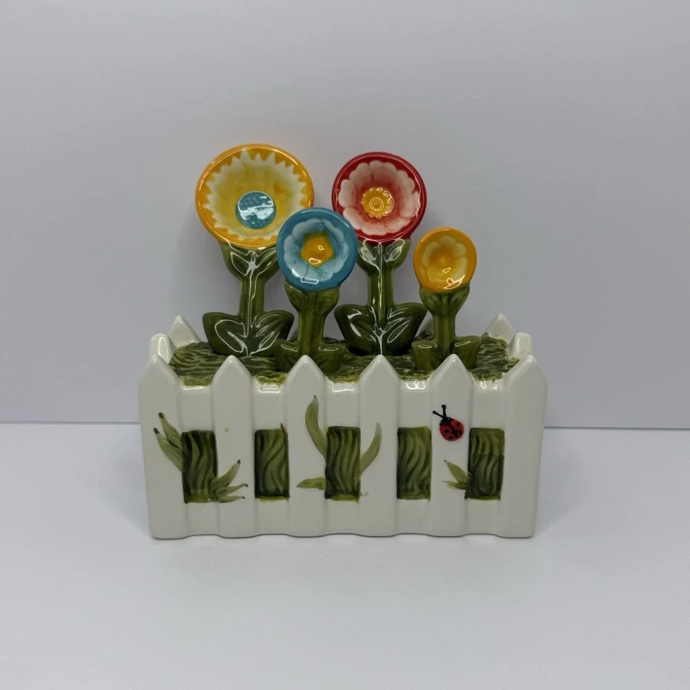Temp-tations By Tara Gingham Gardens Measuring Spoon Holder and Spoons Ceramic
